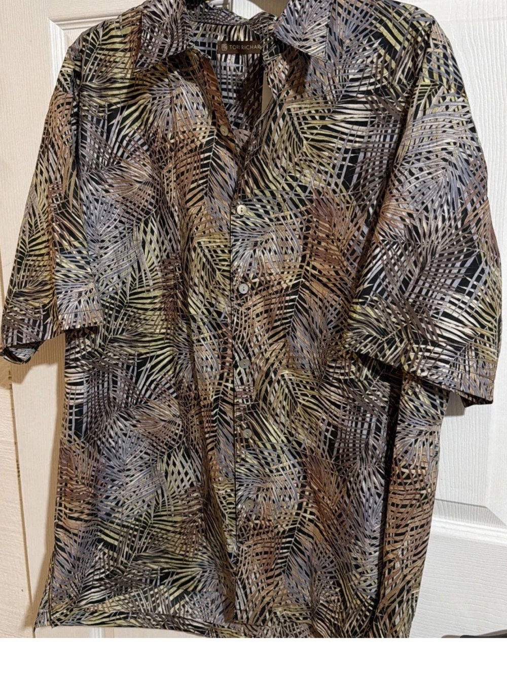 Tori Richard's Mens Hawaiian Button shirt
L Tropical Boho Festival Cotton NWT
